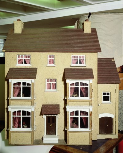 Esterno di una casa di bambole fatta in casa, 1926 da English School